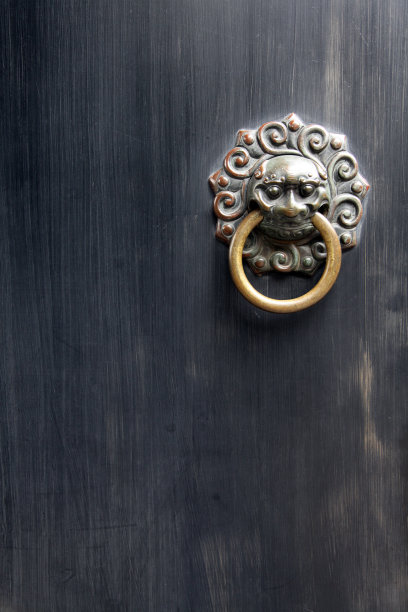 黑色背景上的亚洲狮门门环图片下载