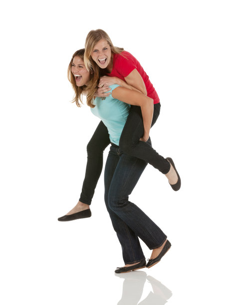 骑在朋友肩上的女人图片下载