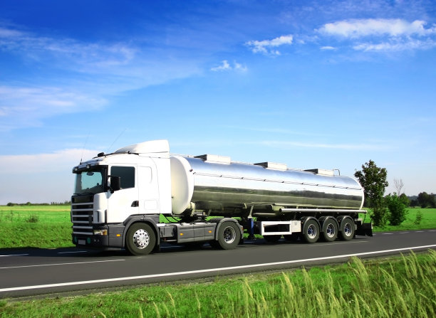 蓝色的天空，白色的卡车图片下载