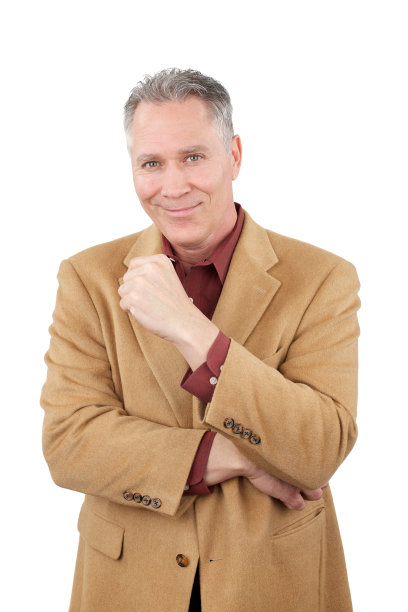 微笑的中年男子与褐色骆驼毛夹克图片下载