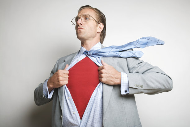 克拉克·肯特式的上班族商人变身超级英雄图片下载