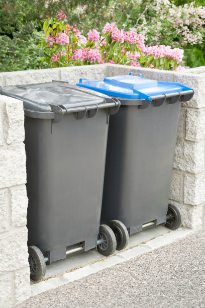 两个塑料垃圾桶图片下载