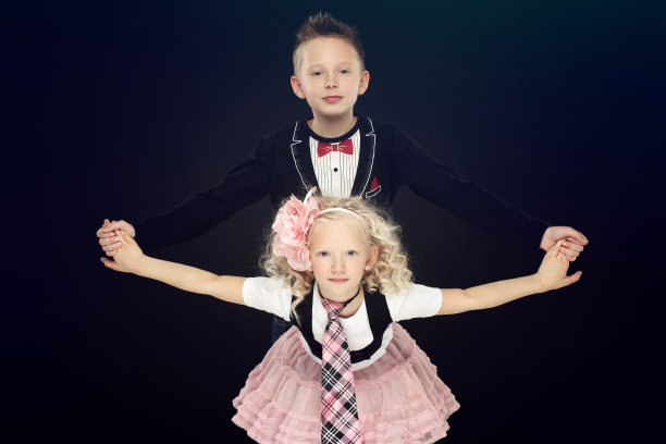 两个漂亮的孩子一起摆姿势图片下载