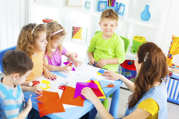 儿童用剪刀和胶水手工活动。图片下载