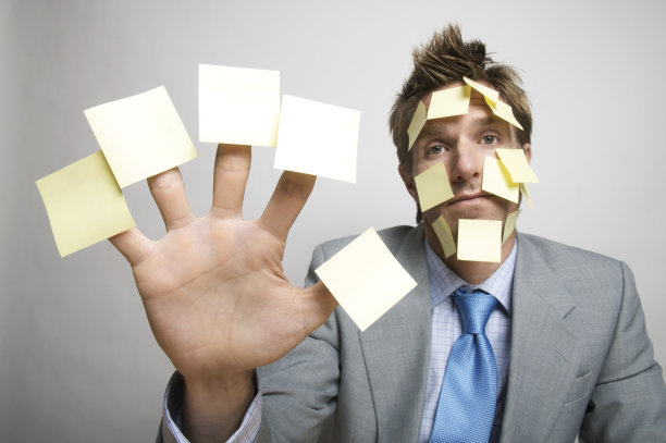 过度工作的办公室职员被粘纸淹没了图片下载