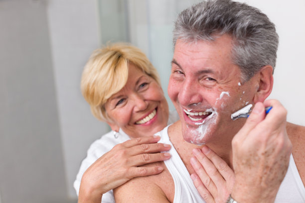 浴室里的老年夫妇图片下载