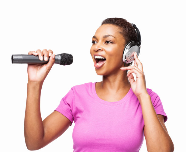 非洲裔美国妇女唱歌-孤立图片下载