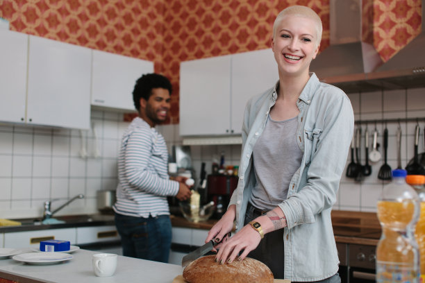 室友一起准备早餐图片下载