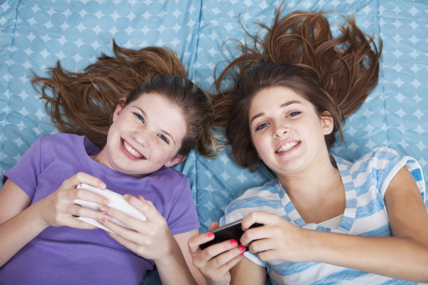 女孩发短信图片下载