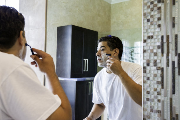 英俊的男人剃须图片下载