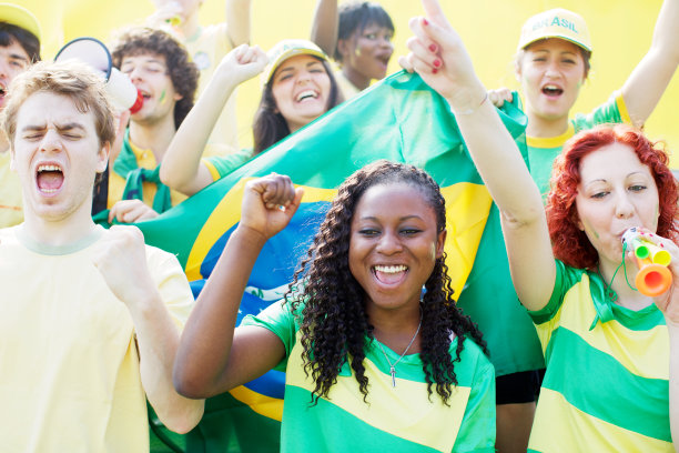 一群欢呼的球迷图片下载