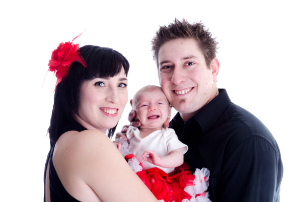 微笑的年轻夫妇和大喊大叫的女儿图片下载