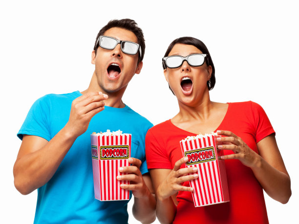 夫妻观看3D电影-孤立图片下载