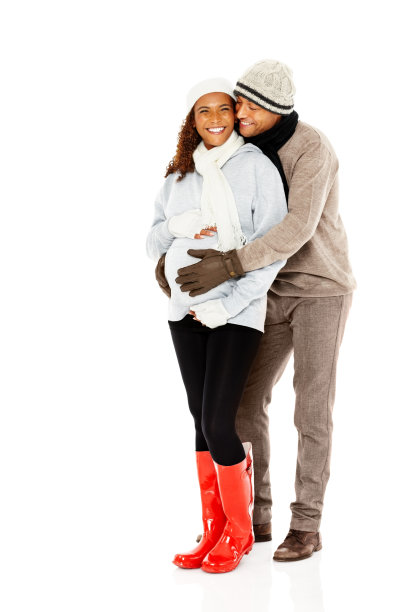 可爱的怀孕夫妇拥抱在白色图片下载