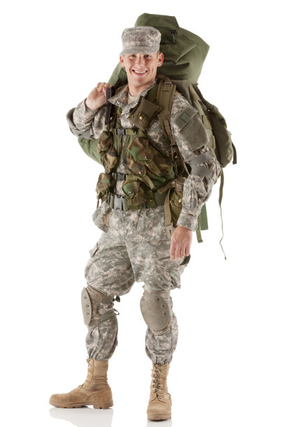 带着行李微笑的士兵图片下载