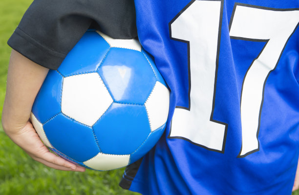 小男孩拿着一个足球图片下载