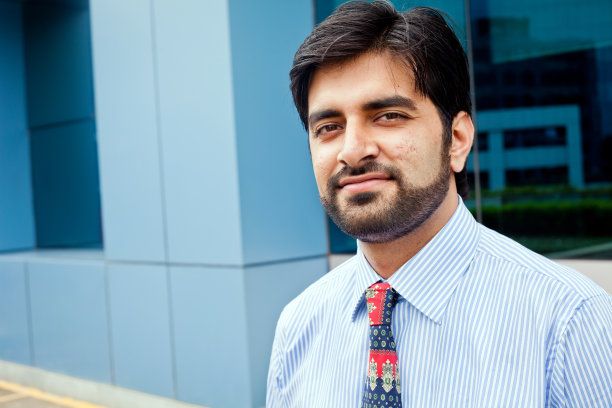 开朗友好的年轻印度商人图片下载