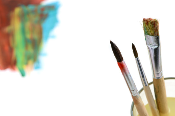 用画笔在纸上画水彩画图片下载