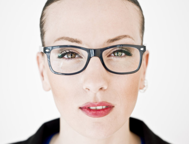 戴眼镜的漂亮女孩图片下载