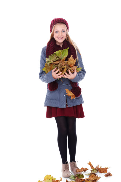 小女孩在白色的叶子上玩图片下载