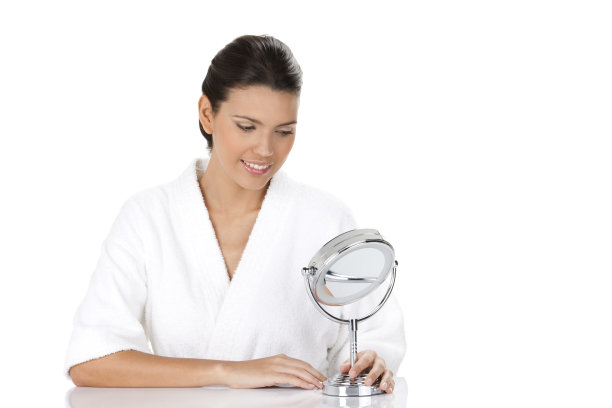 年轻的女人看着镜子里的自己图片下载