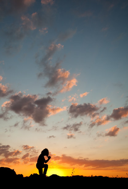 祈祷的小男孩剪影图片下载