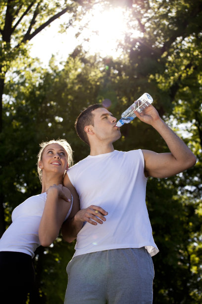 年轻夫妇辛苦工作图片下载