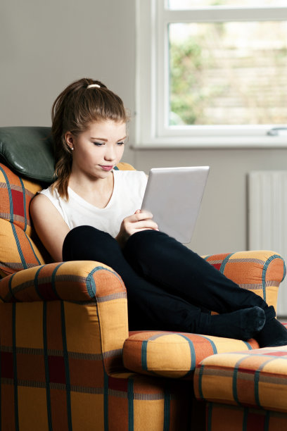 十几岁的女孩玩数字平板电脑图片下载