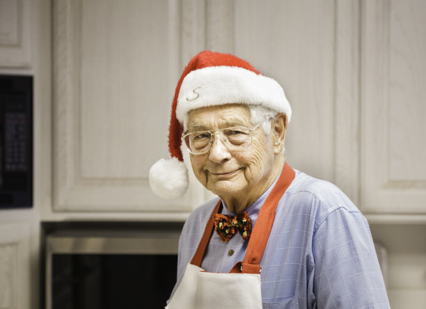圣诞老人在厨房的偷拍照片图片下载