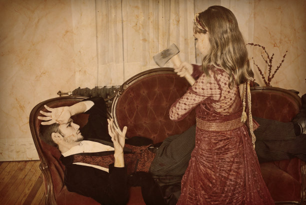 一名男子醒来发现一个孩子正挥着斧头向他砍去图片下载