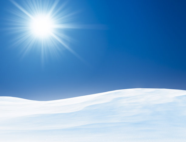 太阳照耀着覆盖着新雪的山丘图片下载