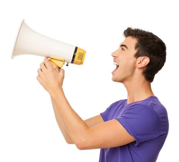 小男孩对着扩音器大喊大叫——孤立无援图片下载