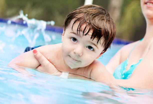 婴儿游泳图片下载
