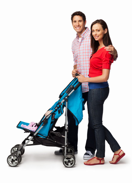 在婴儿车里和婴儿一起散步的夫妇-孤立图片下载