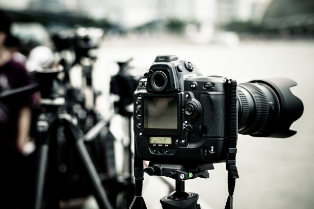 三脚架上的数码单反相机图片下载