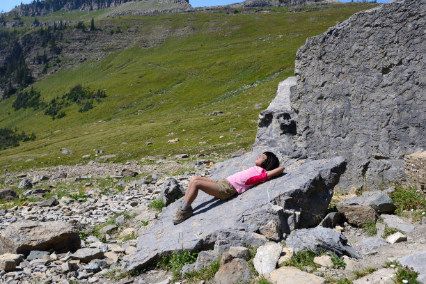 年轻的徒步旅行者在荒野中放松图片下载