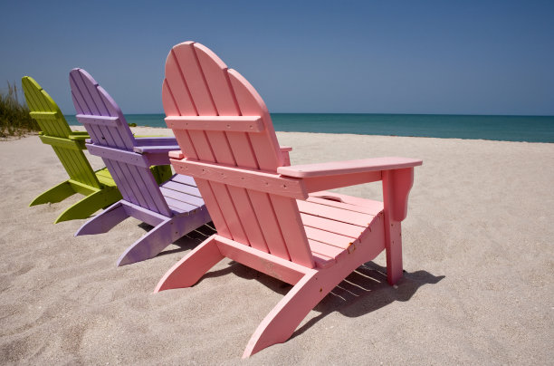 近距离拍摄三张彩色沙滩椅图片下载