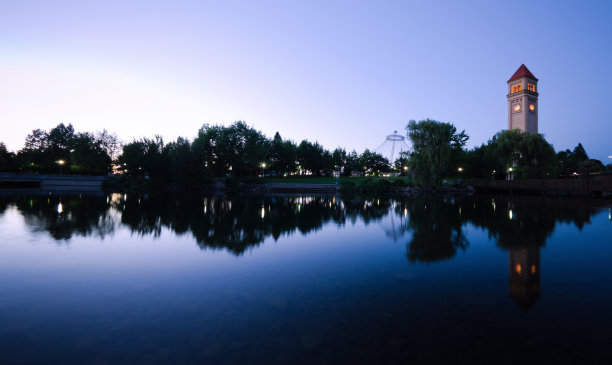 华盛顿州斯波坎市河滨公园夜间的钟楼图片下载