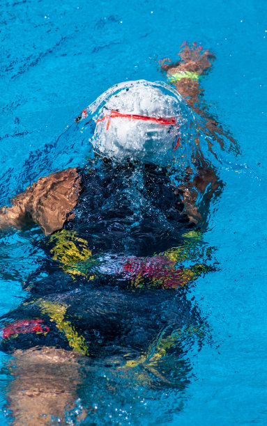 在水面下游泳的女人图片下载