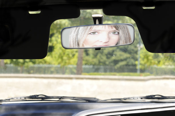沉思的女人在后视镜里图片下载