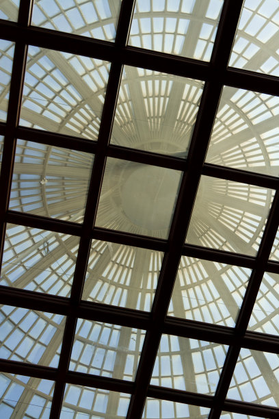 带屏幕的玻璃圆顶图片下载