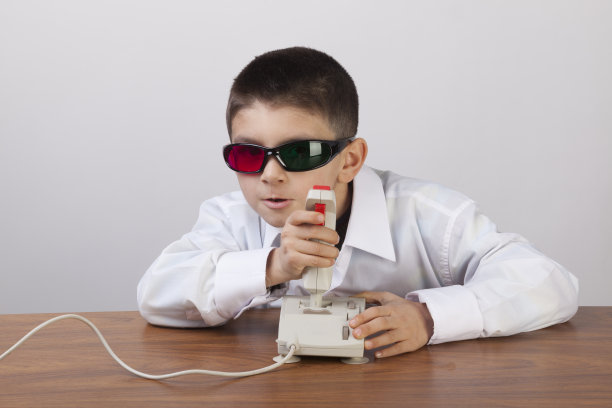 小男孩在玩3d电子游戏图片下载