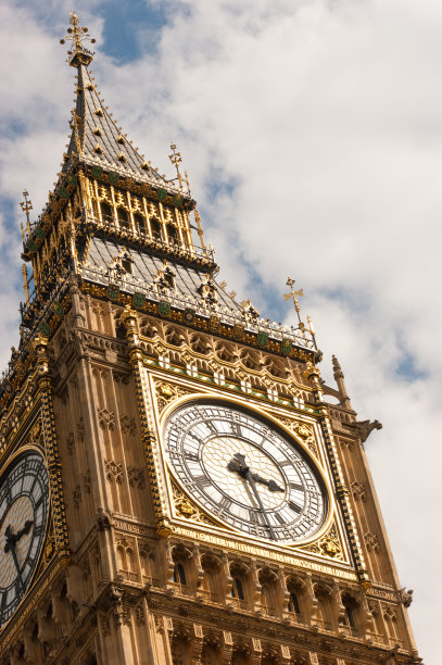 大本钟的钟面和塔顶。图片下载