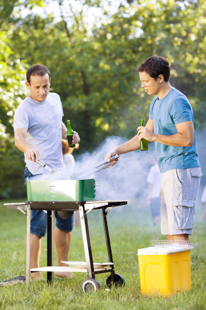 家庭烧烤野餐。图片下载
