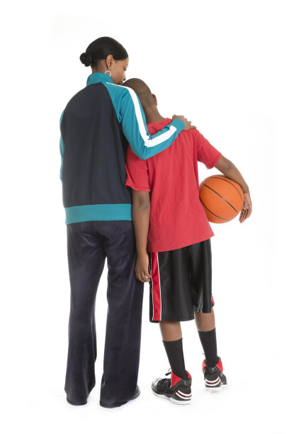悲伤的篮球运动员男孩和母亲图片下载