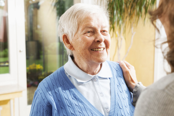 资深女性肖像和护理图片下载