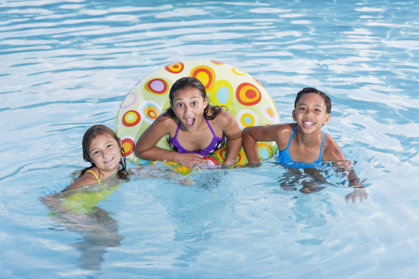 女孩们在游泳池里玩。图片下载