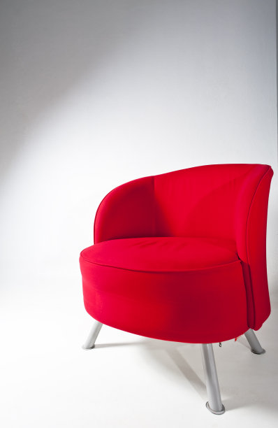 白色背景的红色扶手椅图片下载