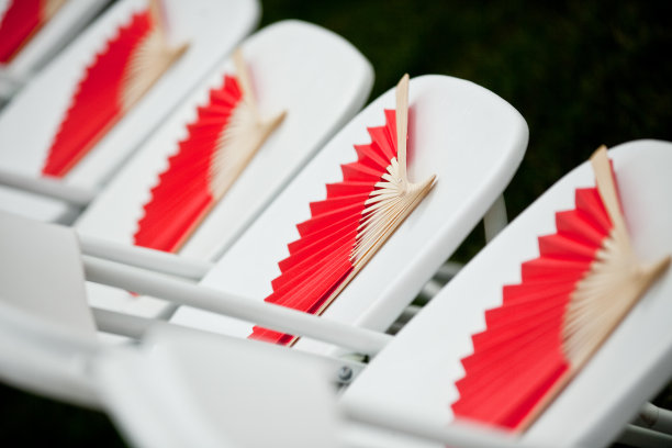 在正式场合，中国粉丝坐在白色椅子上图片下载