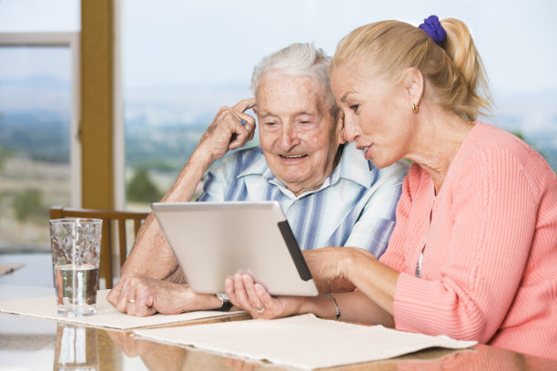 老人和成年女儿在平板电脑上看电影图片下载